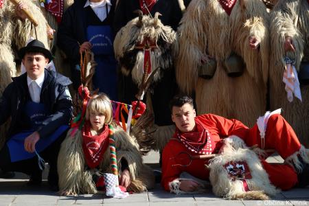Kamnik so obiskali koranti iz Zamušanov pri Ptuju in v mestno jedro privabili nepregledno množico, željno ogleda tradicionalne pustne šege (94)
